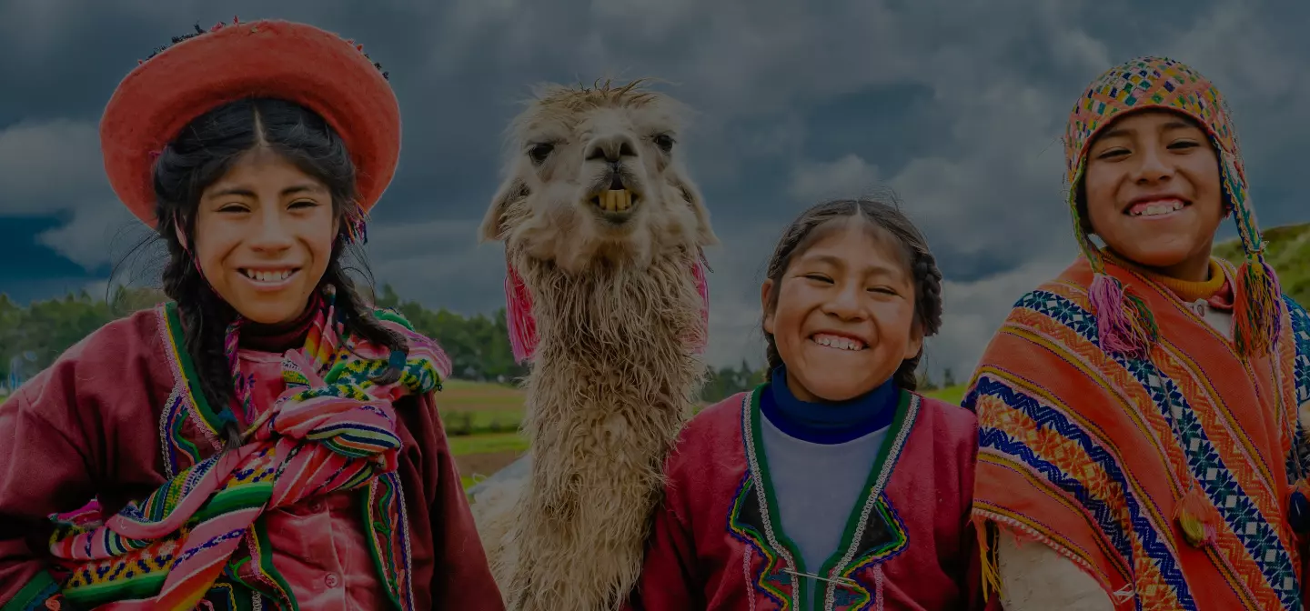 niños peruanos con una alpaca